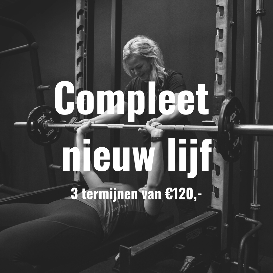 Happy new lijf; compleet van Medical Move Een vrouw die onder begeleiding van een sportinstructeur een benchpress uitvoert, met de tekst 'compleet nieuw lijf' op de voorgrond van de afbeelding.