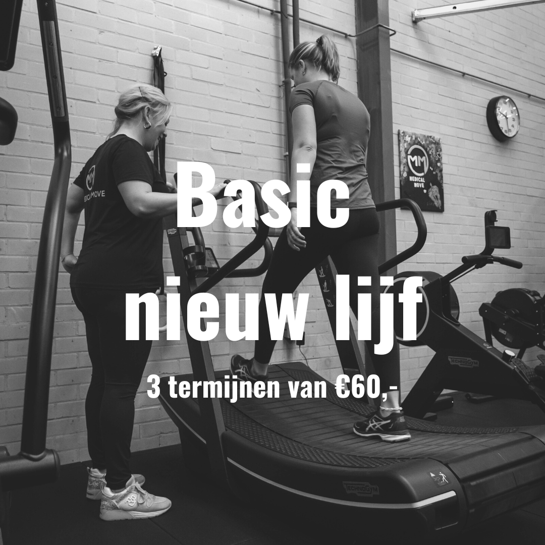 Happy new life basic van Medical Move Een vrouw die op een loopbband loopt in de sportschool onder begeleiding van een sportinstructeur met de tekt 'basic nieuw lijf' op de voorgrond van de afbeeling.