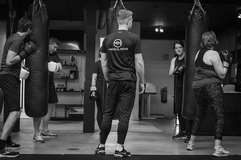 Een vrouw van middelbare leeftijd die in de sportschool een facepull uitoefent 